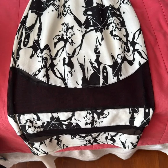 Elegant Black and White Abstract Dress - Picture 3 of 4